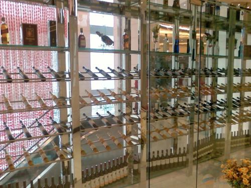 不锈钢酒柜的使用不仅仅只是提升高档会所的档次。